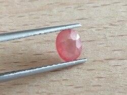 0.88ct 6.1x5mm Kezeletlen Rubin Drágakő