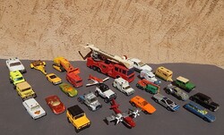 Matchbox autó 27.db,tűzoltó,rendőr,mentő,markológép,stb régebbi,és újabb állapotúak.