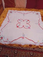 RÉGI NAGYON SZÉP, FEHÉR, PICIT SÉRÜLT TERÍTŐ , KÖRBESZEGETT, MÉRETE:89 X 99 CM,