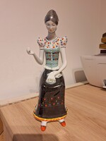 Hollóházi hímző nő