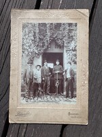 Vándor köszörűsök (késélezők) eredeti eszközökkel – ritka, dokumentarista fotó, 1900 körül