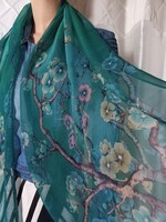 Szépséges selyem sál virágos faággal