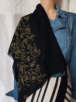 Elegáns fekete sál, stóla antik-arany nyomott mintával