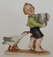 Régi Bertram porcelán figura fiú libával
