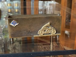 MOTOROS IRATTARTÓ RÉZ ÍRÓASZTALDÍSZ MHSZ, MAGYAR HONVÉDELMI SZÖVETSÉG CÍMERREL 11 x 2 x 5 CM