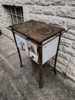 Antik zomànc elejű sparhelt túzhel kàlyha gyüjtemény dekoráció film színház kellék , viràgtartó