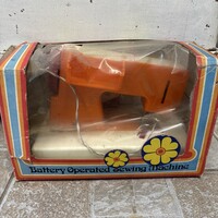 Retro játékvarrógép dobozában