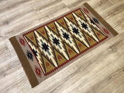 TORONTÁLI kézi szövésű gyapjú szőnyeg, 61 x 134 cm