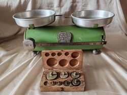 Vintage háztartási mérleg súlyokkal