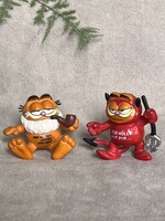 Német feliratú Bullyland gyártmányú műanyag retro Garfield figurák pipával / ördög jelmezben