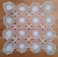 Régi kézzel horgolt kis csipketerítő 27 x 27 cm
