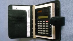 Pax golyóstoll és fekete pántos műbőr notesz számológéppel, rekeszekkel, abc telefonregiszterrel