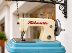 Vintage Ma Cousette varrógép – varrodába dekorációnak, cégérnek