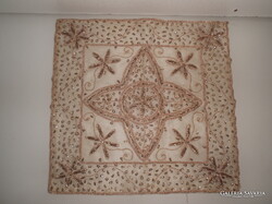 TERÍTŐ - KÉZIMUNKA - GYÖNGGYEL KIVARRT - ARANY HÍMZÉS - 41 x 39 cm - RÉGI - HIBÁTLAN