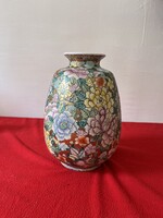 Gazdagon díszített, keleti stílusú kínai porcelán váza – virágmintás, aranyozott részletekkel