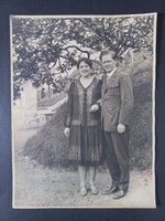 1930-as évek fiatal pár kertben, elegáns viselet, vintage fotó portré 23x17 cm