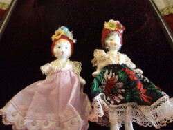 Picike, antik, népviseletbe öltözött porcelán baba. Mérete 7 cm - 2 db Hibátlan darabok!