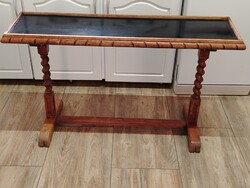 Koloniál stílusú virágtartó asztal. 100 x 57 x 29 cm.