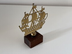 Réz vitorlás dísztárgy fa talapzaton – vintage, 7 × 9 cm