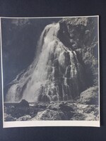 Vízesés sziklás hegyvidéken, hosszú expozíciós hatás, vintage fotó  19x17 cm