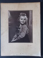 1942-es kislány portré, műtermi fotó kartonon, elegáns gyermek viselet vintage 39x29cm