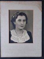 1940-es évek elegáns női portré, műtermi fotó kartonon, klasszikus viselet 39x29 cm