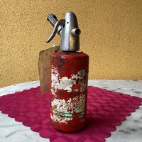 Szódás szifon formájú tűzoltó készülék.