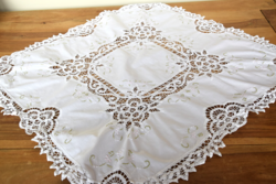 Régi hímzett szalag csipke varrt csipkés terítő asztalterítő asztalközép 77 x 75 cm