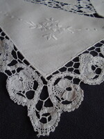 Kézi  vert csipkés terítő  48 x 32 cm.