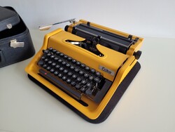 Régi retro kis méretű sárga Erika táskaírógép mid century írógép