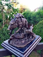 Részletgazdag bronz szobor – Vaddisznóra támadó vadászkutyák