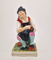 Antik Angol Staffordshire porcelán figura cipész 17cm