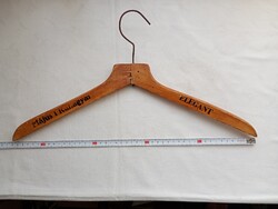 Fa vállfa 10 -  Május 1 Ruhagyár ELEGANT fém kampóval 46cm