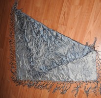 Barokk ezüst mintás kék sál, rojtos széllel / kendő
