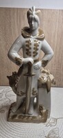 Eladó ez a gyönyörű orosz porcelánfigura, amely egy katonát ábrázol hagyományos egyenruhában.