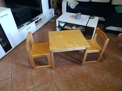 Gyerek asztal székkel