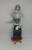 Hollóházi porcelán hímző nő!