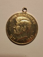 „John F. Kennedy (1917–1963) amerikai elnököt ábrázoló emlékmedál