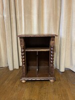 Koloniál kicsi szekrény lemeztartóval. Hi-fi tároló