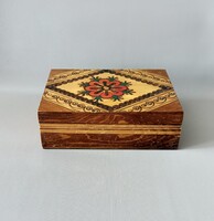 Kézzel faragott népi fa doboz 18x13x5,5 cm