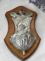Szecessziós ón szenteltvíztartó angyal motívummal fa alapon