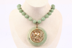Jade köves nyaklánc ezüst medállal Opál dísszel