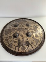 Indiai díszpajzs (dhal), kézzel vésett jelenetekkel, réz/bronz hatás, falra akasztható, dekoráció