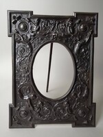 ANTIK ÖNTÖTTVAS KÉP- VAGY FÉNYKÉPTARTÓ PUTTÓKKAL