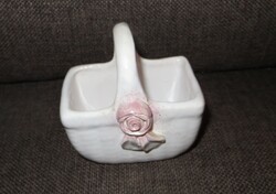 Régi antik fehér mázas kerámia füles kosárka rózsával a fogantyúján