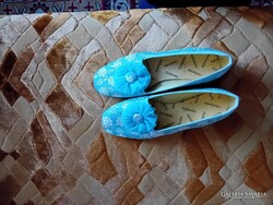 NAGYON SZÉP NŐI CSILLOGÓ ,VILÁGOS KÉK, FÉNYES,  NEM HASZNÁLT PAPUCS AUSZTRÁLIÁBÓL