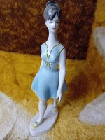 2604/5 Hollóházi porcelán kék ruhás sétáló nő