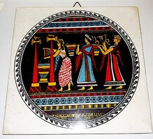 GÖRÖG -D. Vassilopoulos - Vizet hozó szüzek KÉZZEL FESTETT KERÁMIA DÍSZCSEMPE FALIDÍSZ  15X15 cm