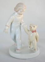 Aquincumi porcelán kislány macival