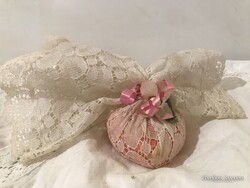 SZAPPAN - ÚJ -  CSIPKÉBE CSOMAGOLVA - SZÍV ALAKÚ - 5 x 5 x 3 cm - HIBÁTLAN